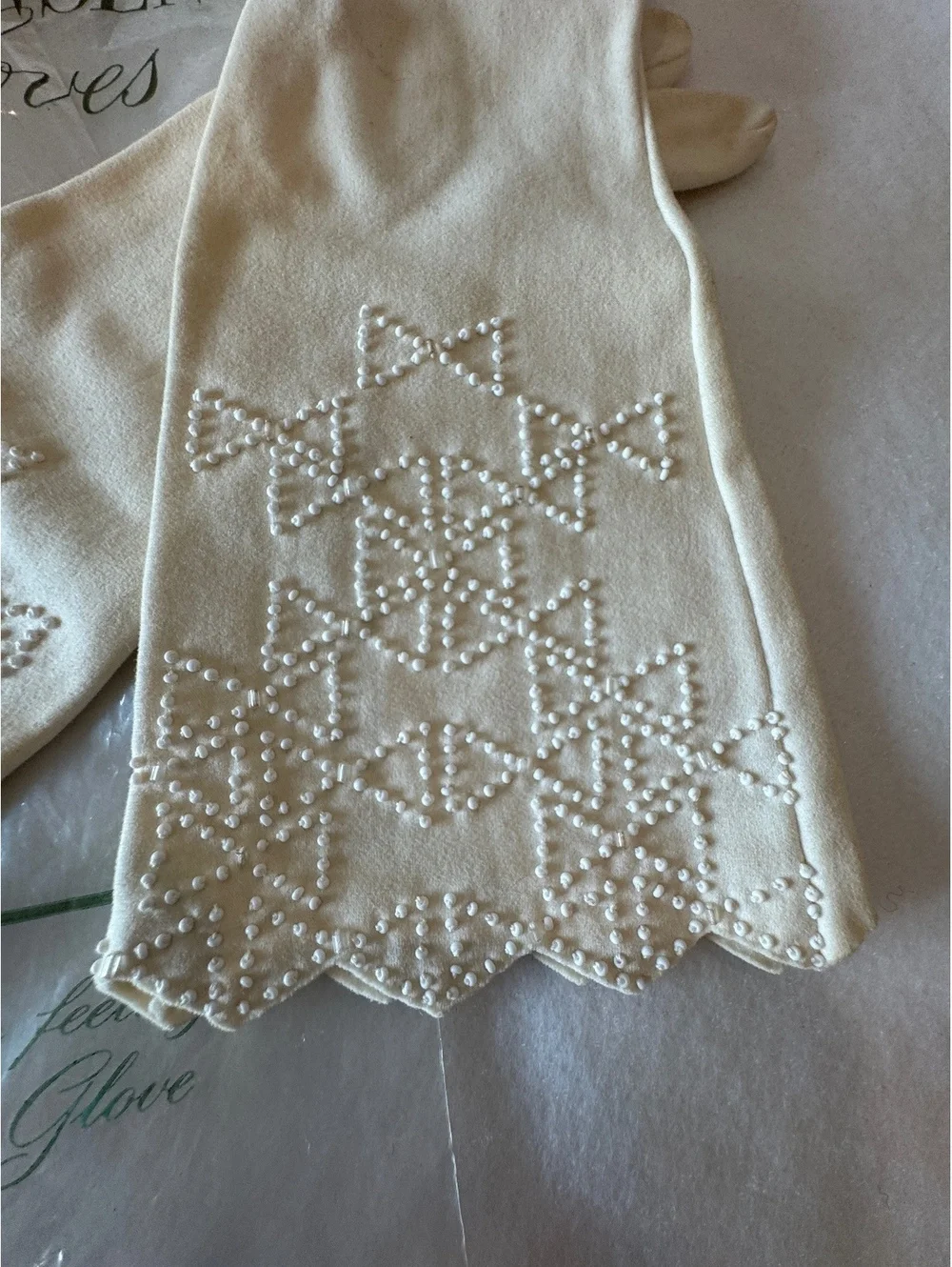 Vintage Ladies Gloves Set of 2 in Creamy Ivory size 6
